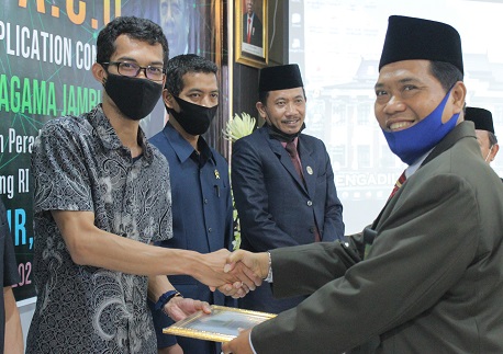 Kasubbag PA Sungai Penuh Terima Penghargaan TI dari KPTA Jambi